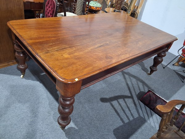 Lot 269 - DINING TABLE