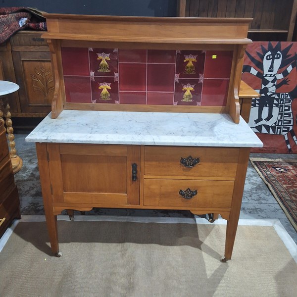 Lot 179 - WASH STAND