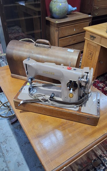 Lot 54 - SEWING MACHINE
