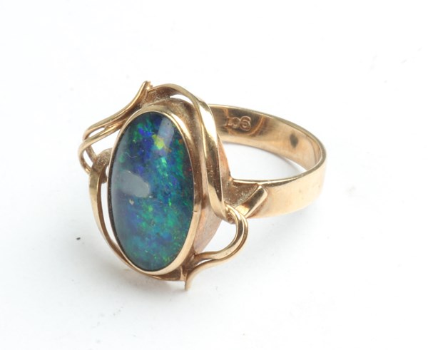 Lot 1007 - GOLD OPAL RING