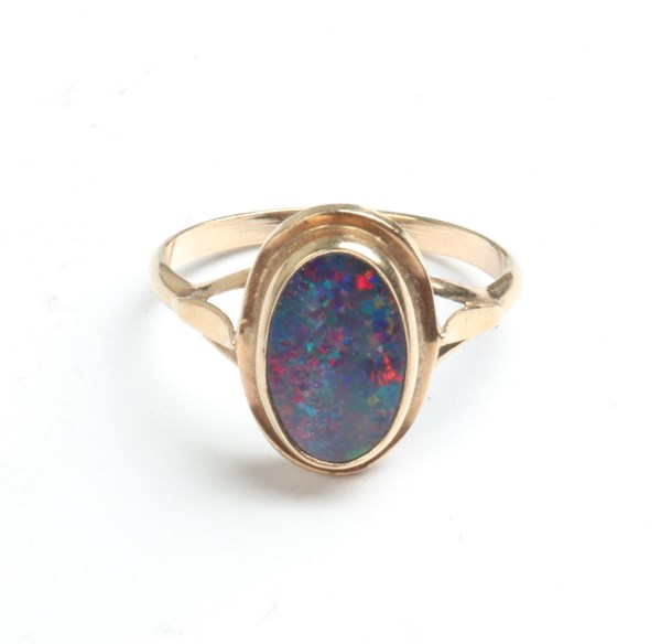Lot 1020 - GOLD OPAL RING