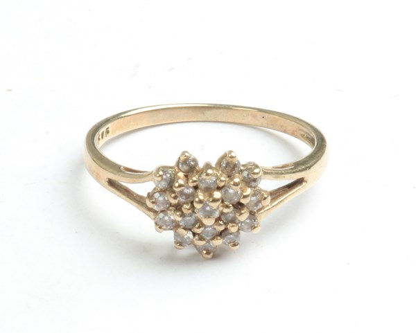 Lot 1004 - DIAMOND RING