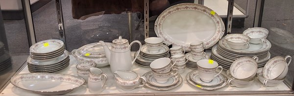 Lot 1421 - DINNER SERVICE