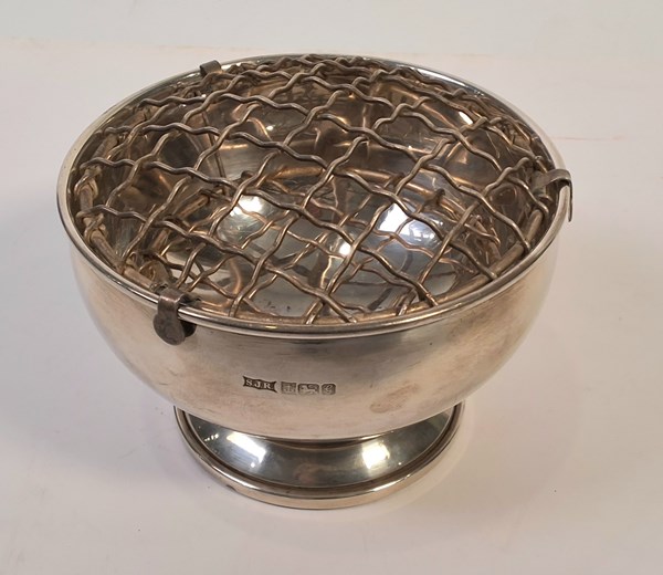 Lot 1055 - SILVER FLOWER BOWL