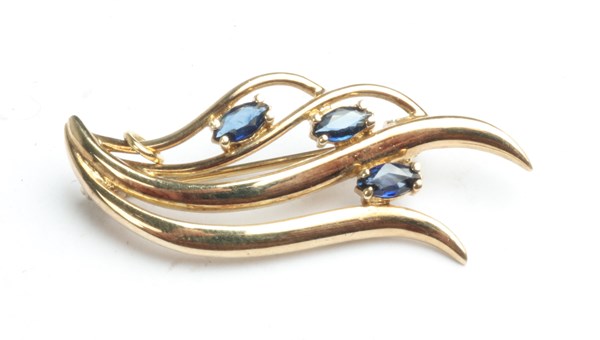 Lot 1021 - SAPPHIRE BROOCH