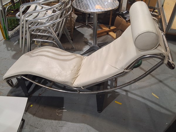 Lot 346 - CHAISE LOUNGE
