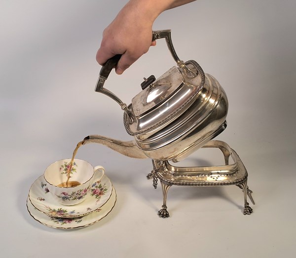 Lot 1048 - SILVER TEAPOT