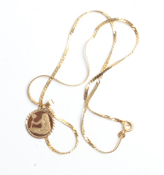 Lot 1015 - GOLD NECKLACE