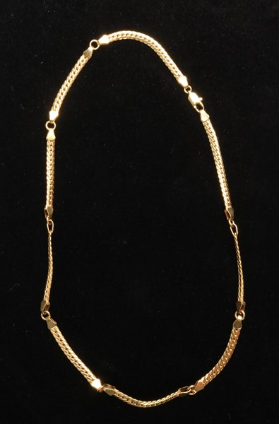 Lot 1012 - GOLD NECKLACE