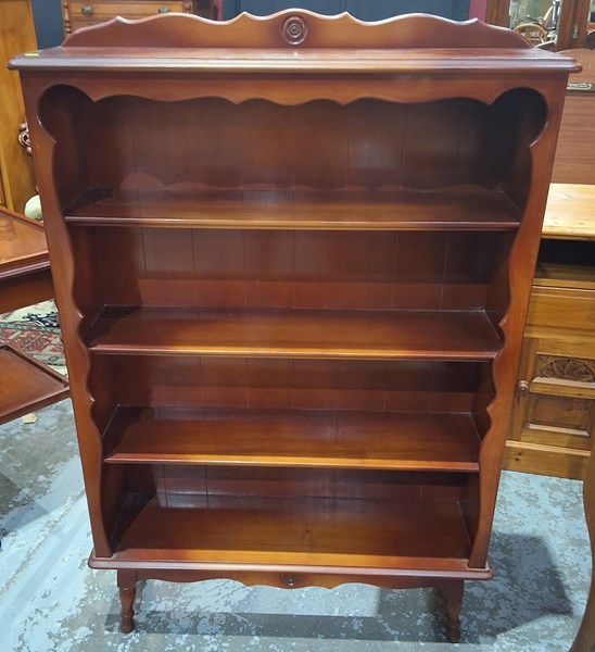 Lot 136 - BOOKSHELF