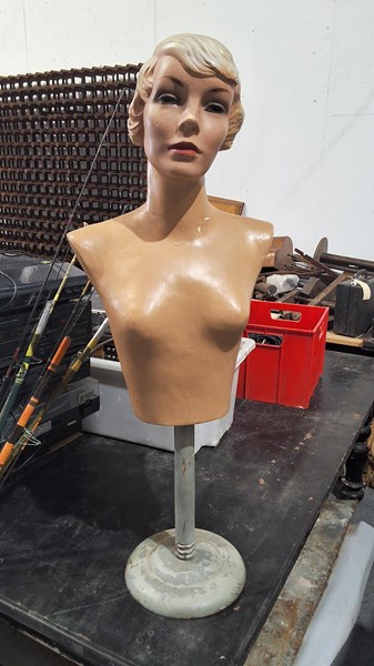 Lot 377 - MANNEQUIN
