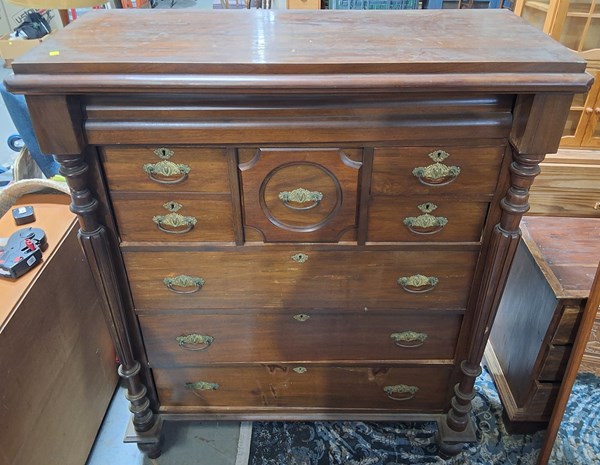 Lot 73 - CHEST OF DRAWERS