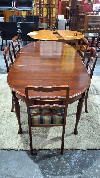 Lot 239 - DINING SUITE