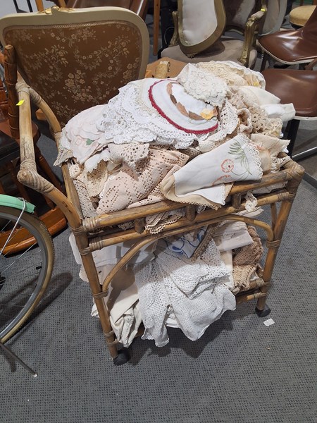 Lot 370 - TROLLEY OF LACE