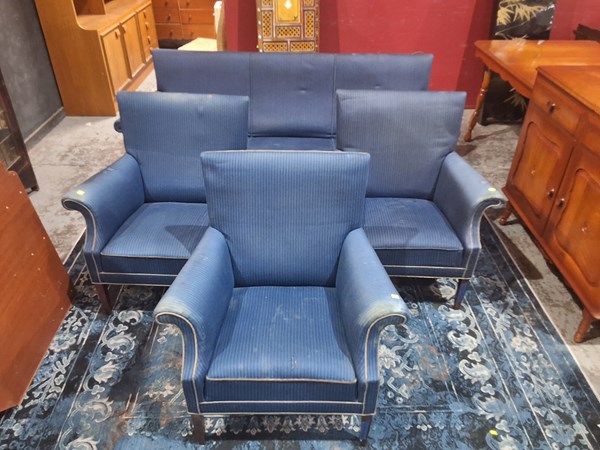 Lot 132 - LOUNGE SUITE