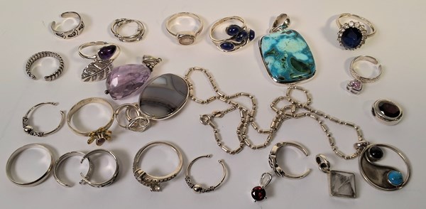 Lot 1073 - JEWELLERY