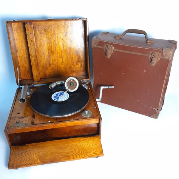 Lot 1260 - TIMBER CASED GRAMOPHONE & CASE OF RECORDS