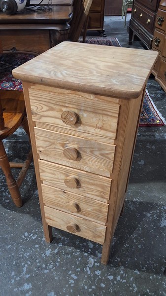 Lot 133 - CHEST OF DRAWERS