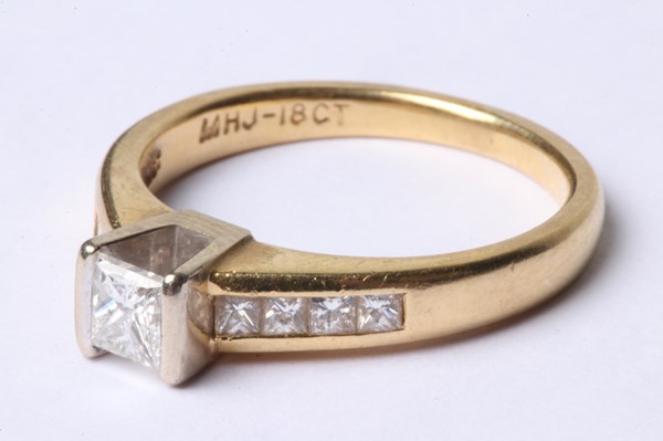 Lot 1034 - SOLITAIRE WEDDING RING