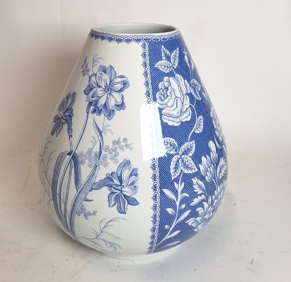 Lot 1161 - BLUE & WHITE VASE
