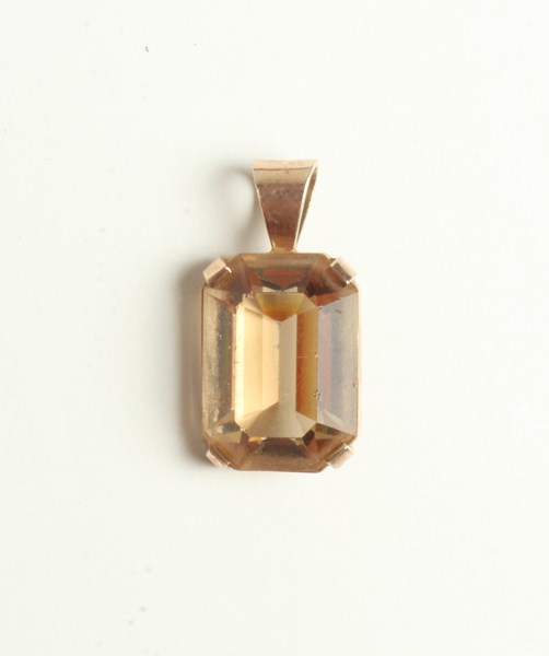 Lot 1002 - GOLD PENDANT