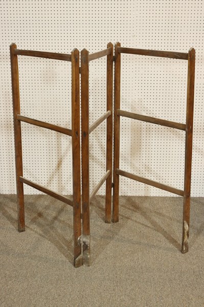 Lot 203 - CLOTHES AIRER