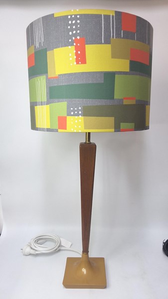 Lot 419 - TABLE LAMP