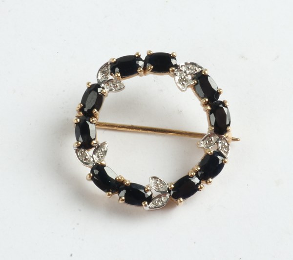 Lot 1003 - SAPPHIRE & DIAMOND BROOCH