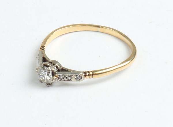 Lot 1024 - DIAMOND RING