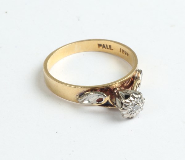 Lot 1006 - DIAMOND RING