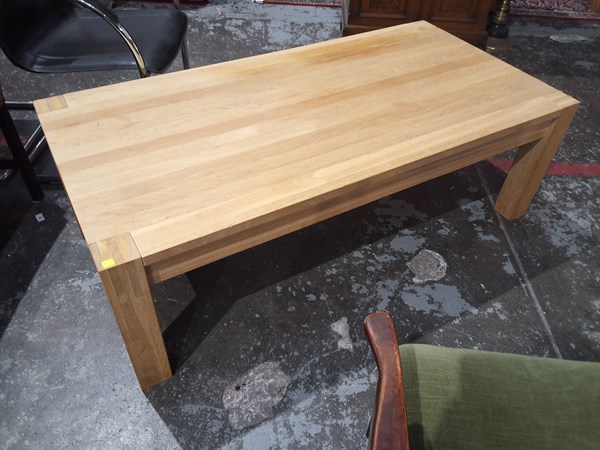 Lot 558 - COFFEE TABLE