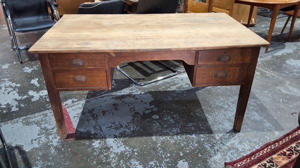 Lot 306 - DESK
