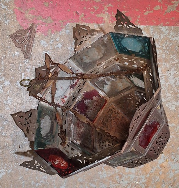 Lot 438 - LIGHT FIXTURE