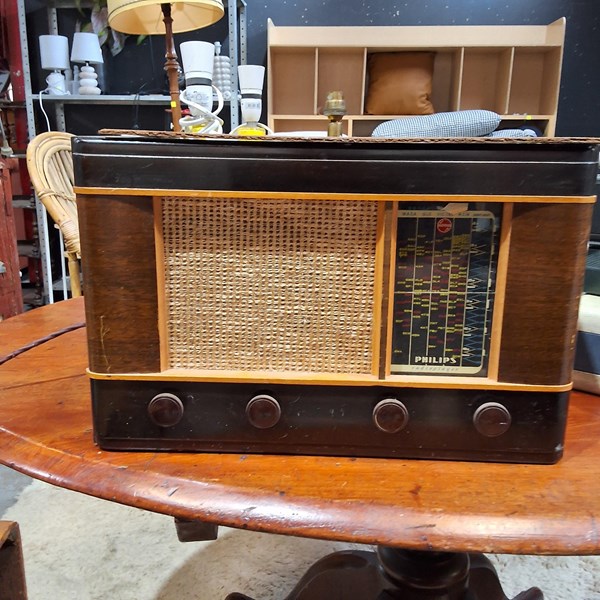 Lot 151 - MANTLE RADIO