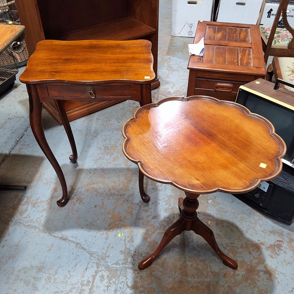 Lot 213 - TABLES