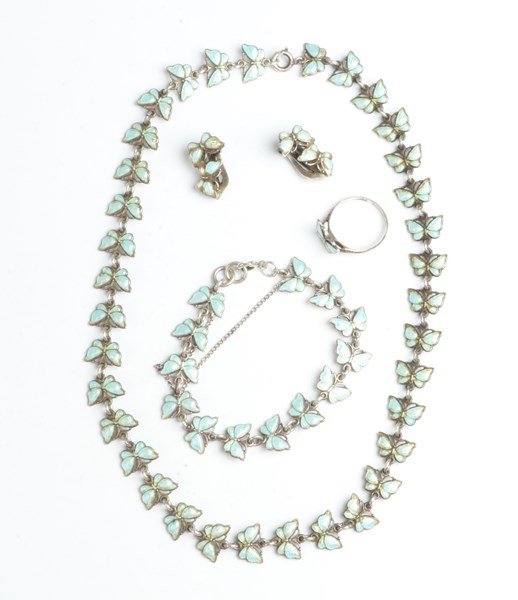 Lot 1001 - JEWELLERY SUITE