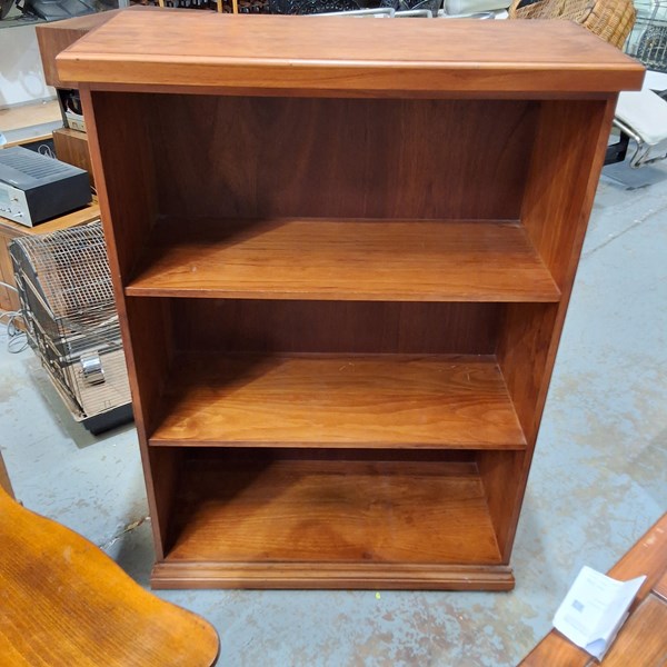 Lot 318 - BOOKSHELF