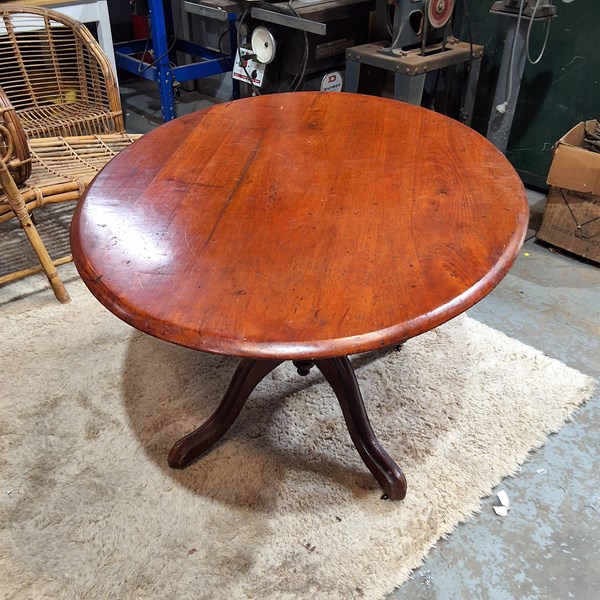 Lot 254 - LOO TABLE