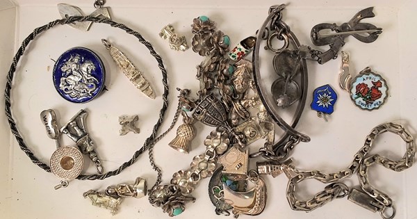 Lot 1084 - JEWELLERY