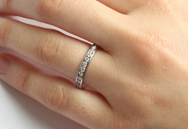 Lot 1010 - DIAMOND RING