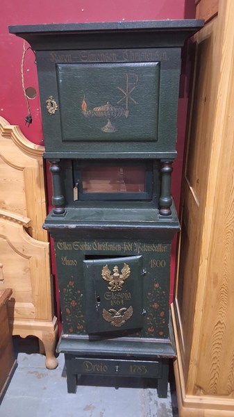 Lot 39 - LIQUOR CABINET