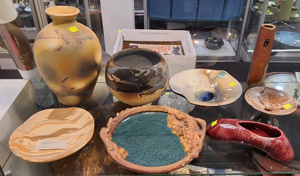 Lot 1388 - STUDIO POTTERY
