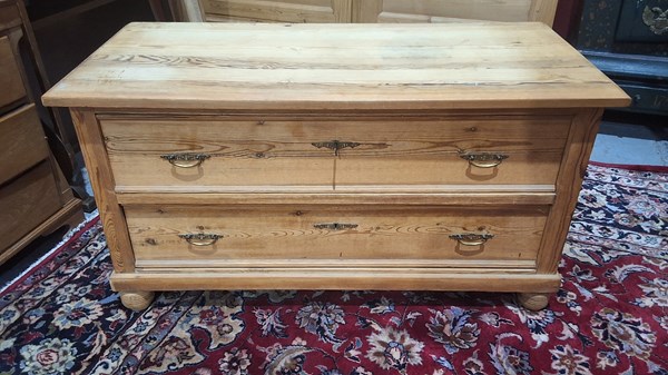 Lot 50 - CHEST OF DRAWERS