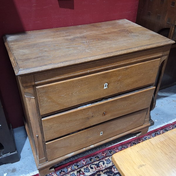 Lot 46 - CHEST OF DRAWERS