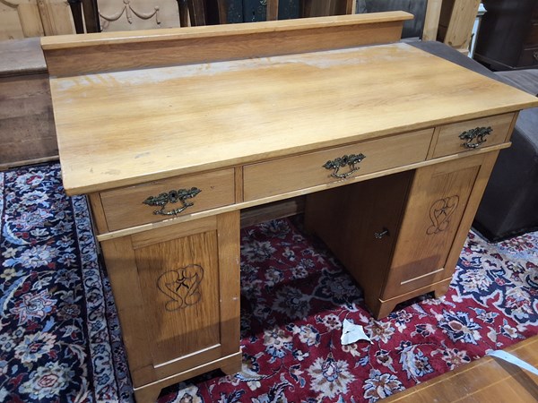 Lot 104 - DESK