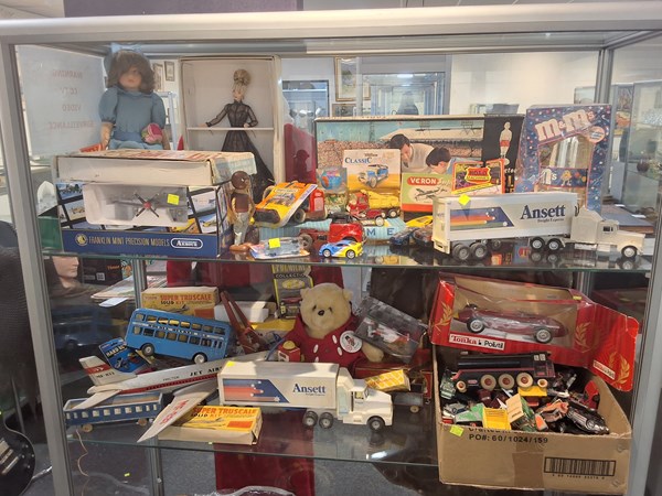 Lot 1423 - TOYS