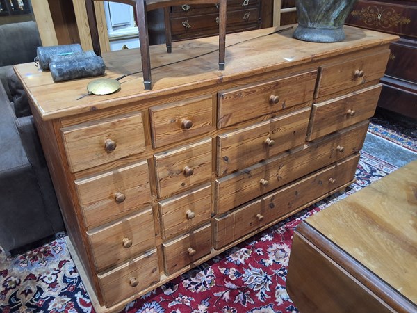 Lot 32 - CHEST OF DRAWERS