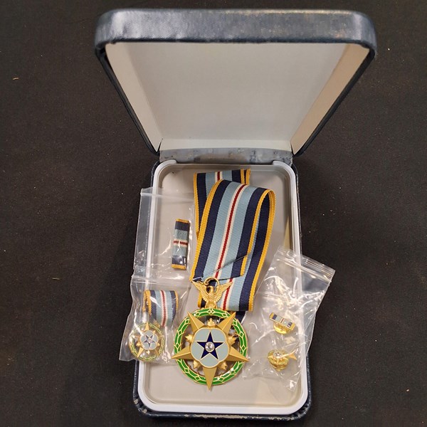 Lot 1087 - CONGRESSIONAL SPACE MEDAL