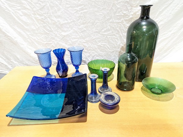 Lot 1508 - COLOURED GLASS