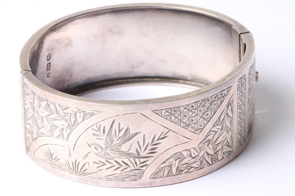 Lot 1071 - SILVER BANGLE